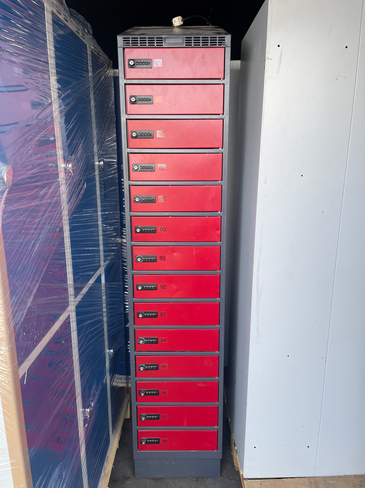 Pladsbesparende computerskab (Ref086)