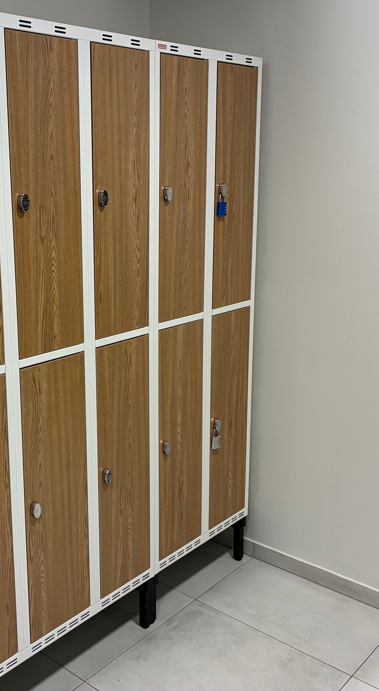 Lækket garderobeskab med 8 rum på ben (Ref095)