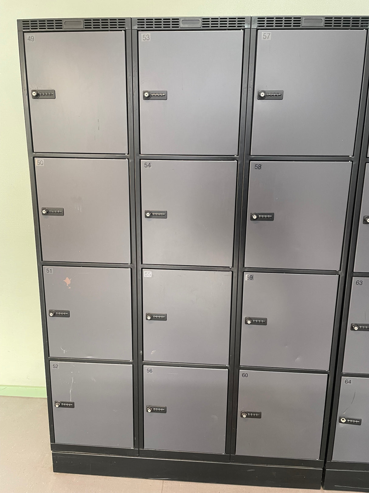 Skabsmoduler med 12 rum og indbygget kodelås (Ref082)