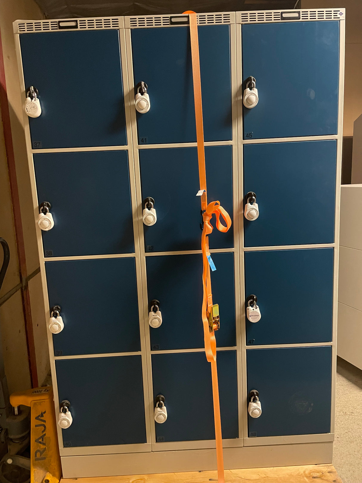 Solide skabsmoduler med 12 rum (Ref081)