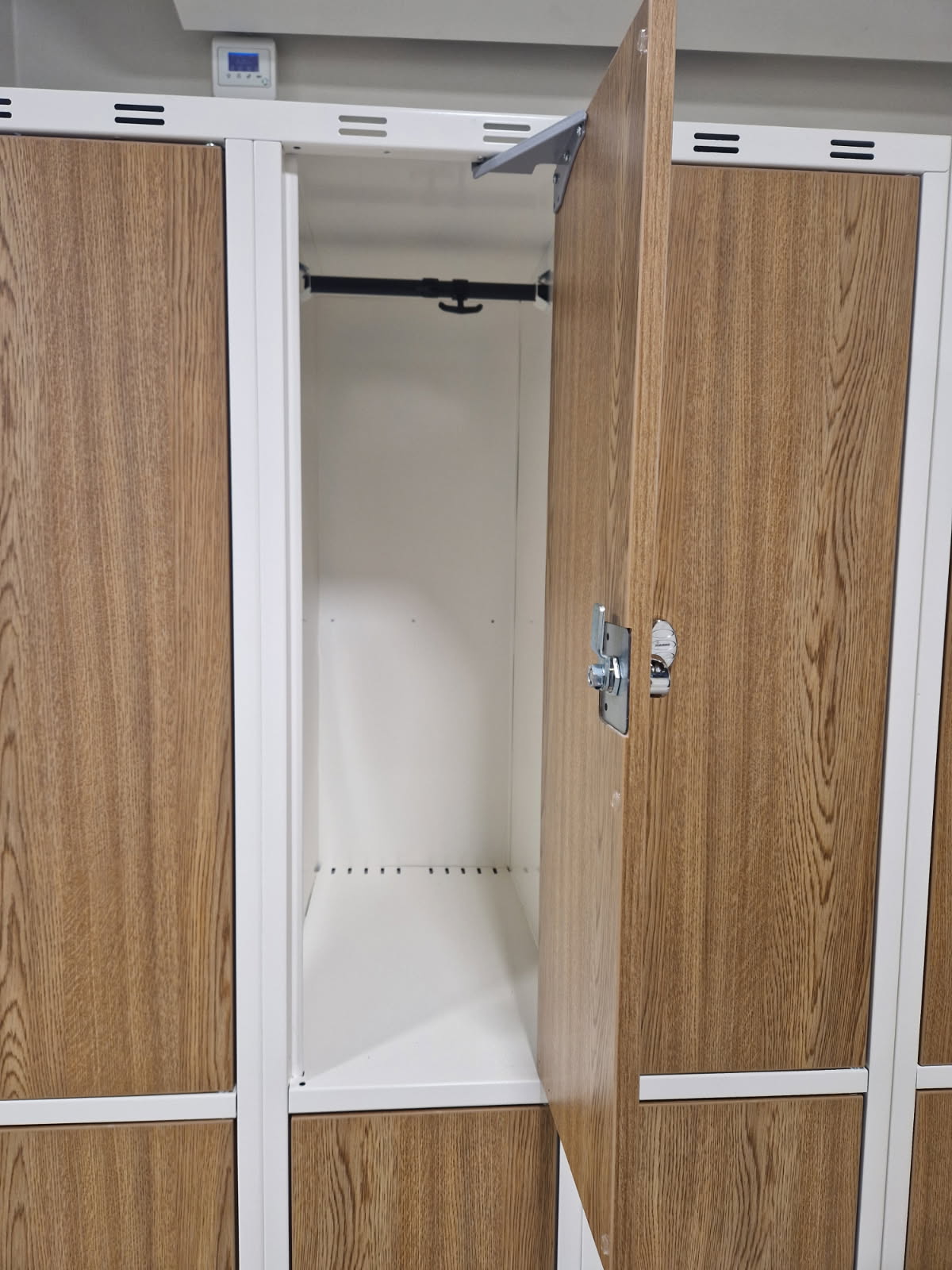 Lækket garderobeskab med 8 rum på ben (Ref095)