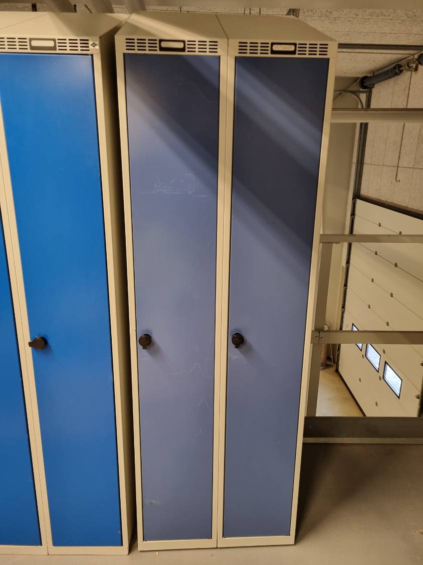 Robust garderobeskab med 2 skabe (Ref103)