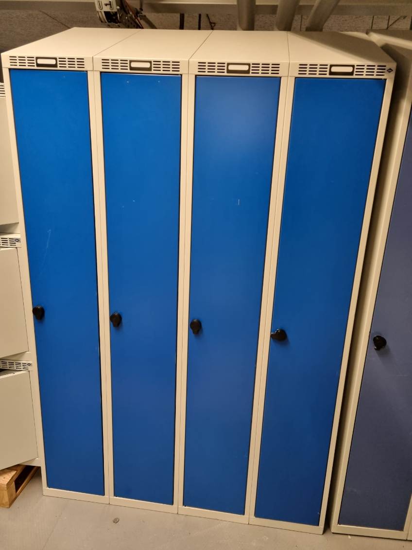 Robust garderobeskab med 4 skabe (Ref102)