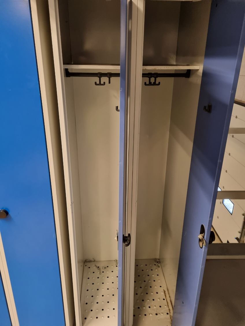 Robust garderobeskab med 2 skabe (Ref103)