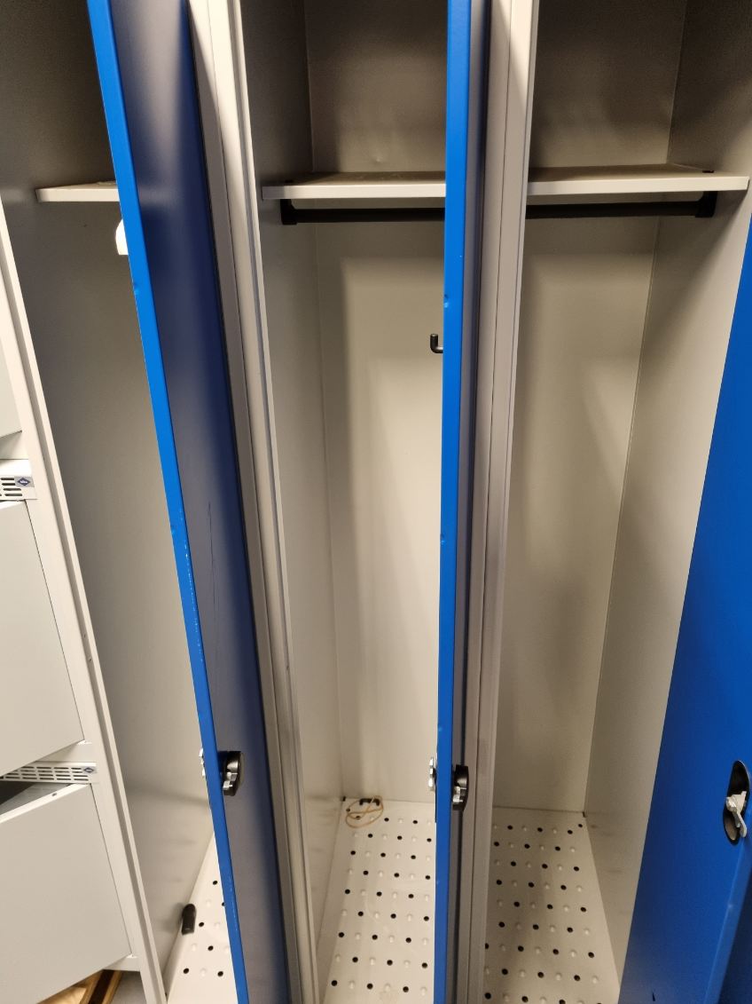 Robust garderobeskab med 4 skabe (Ref102)