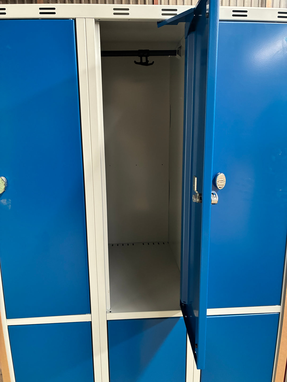 Flot garderobeskab med 6 rum (Ref045)