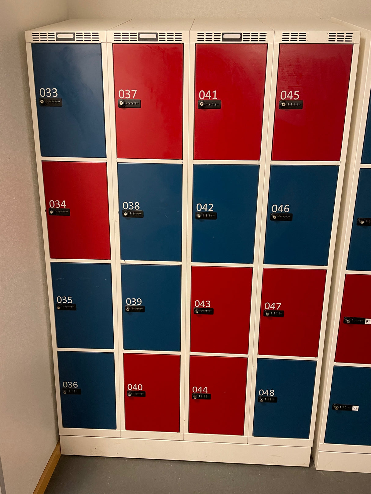 Garderobebokse med 12 eller 16 rum og indbygget kodelås (Ref099)