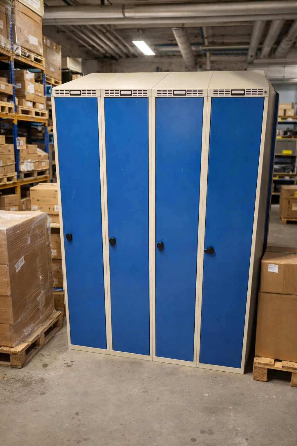 Robust garderobeskab med 4 skabe (Ref102)